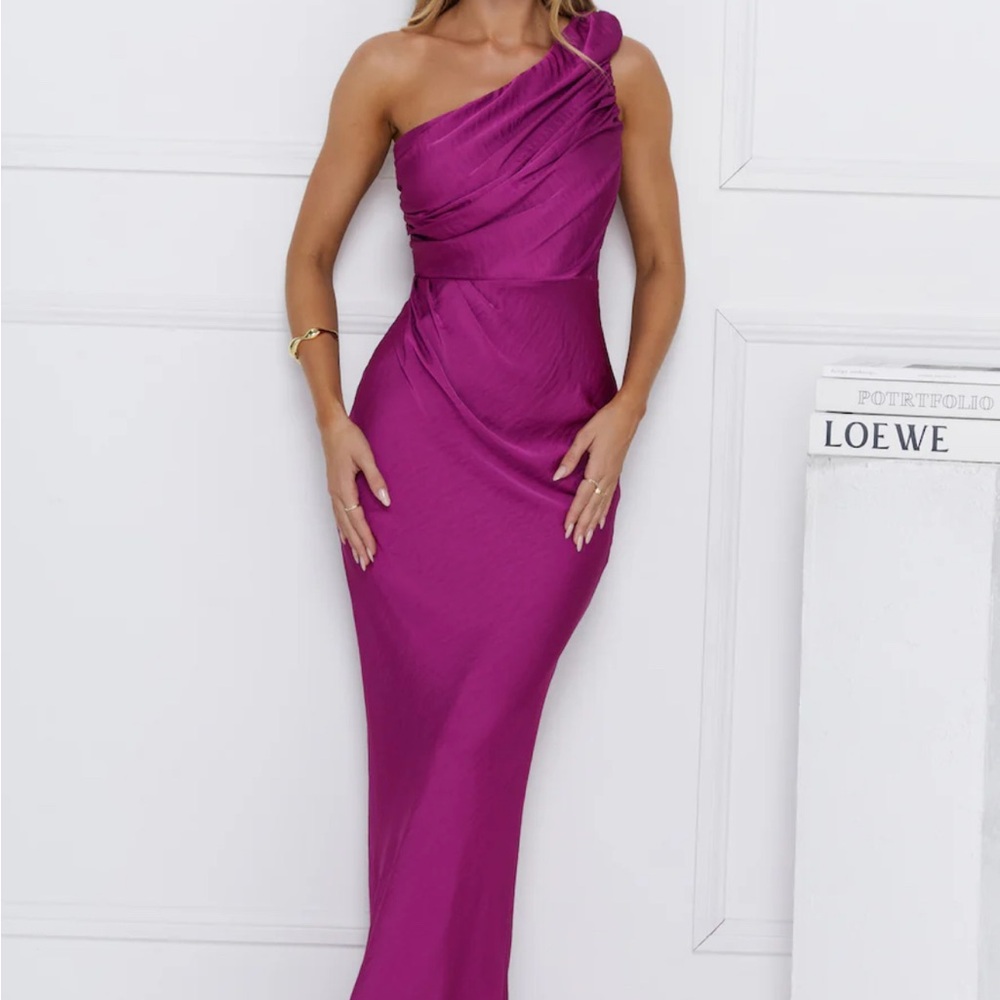 Brand New Elegant One-Shoulder Magenta Dress